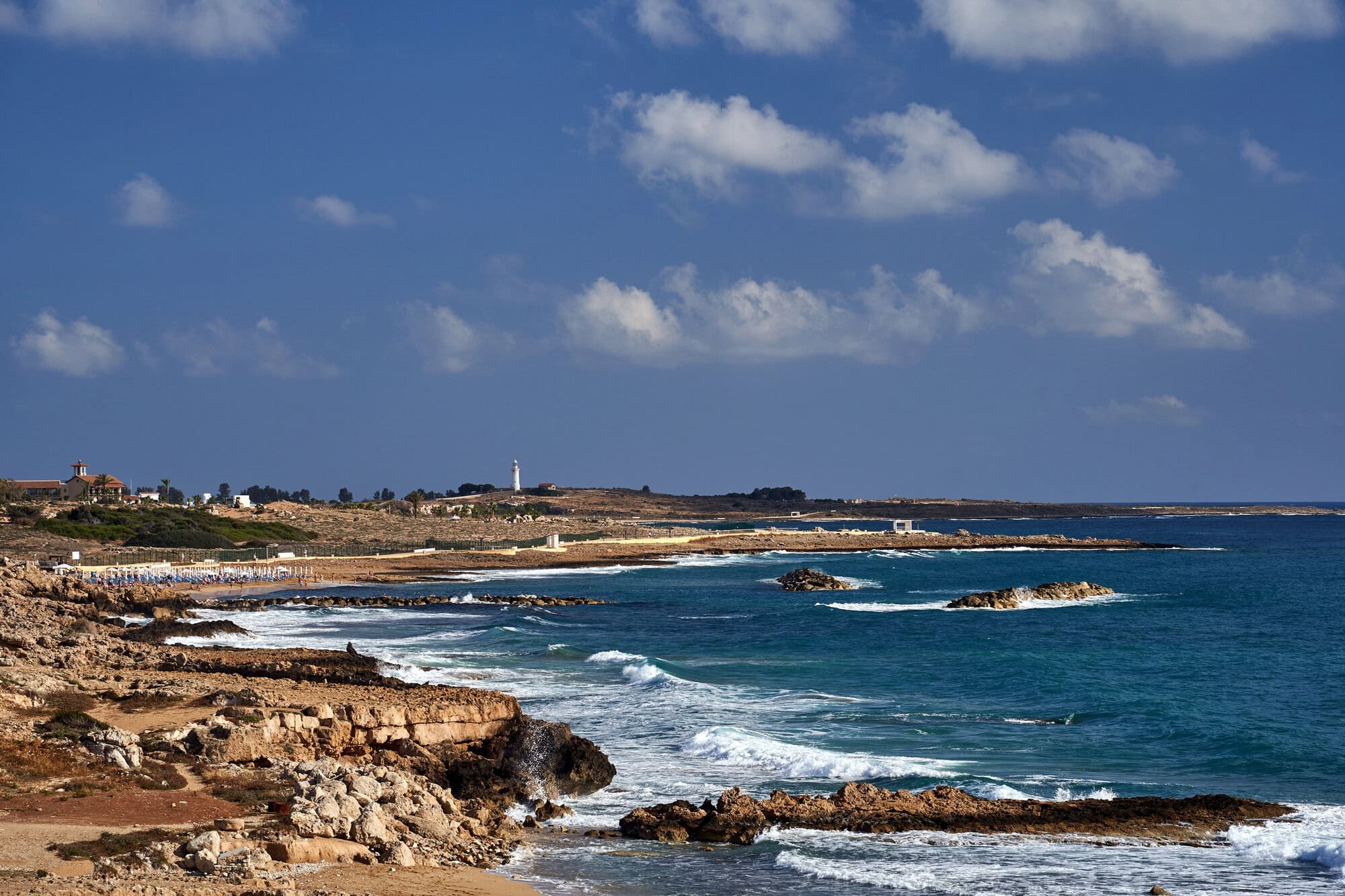 קו החוף מצפון לטיילת של פאפוס